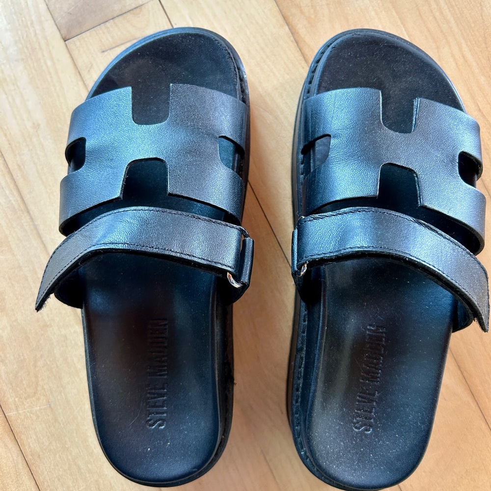 Steve Madden Black 1’ Platform Slip-On Sandals